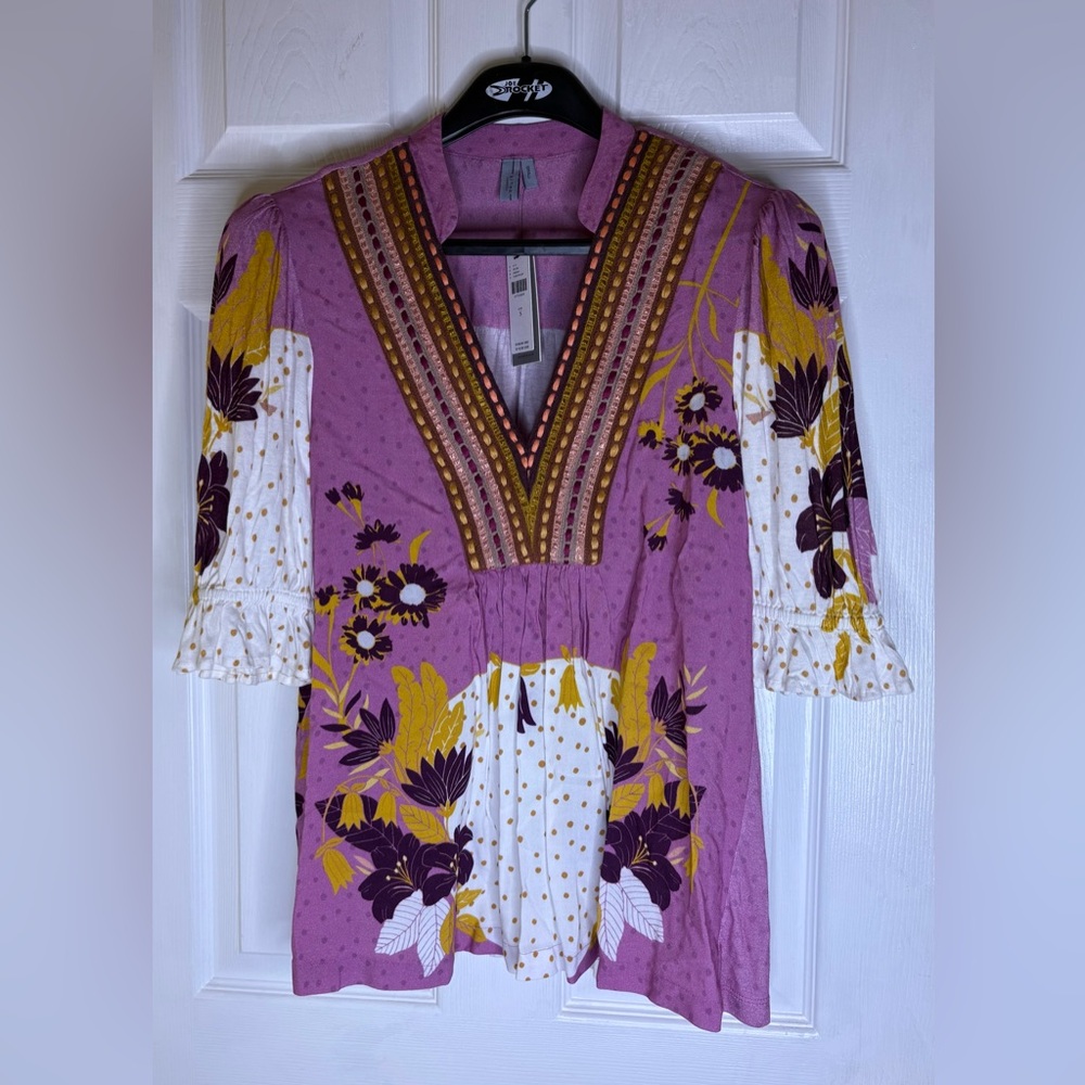 Bl^nk Stephanie Top. Chic V-Neck Floral Blouse in Purple and Yellow